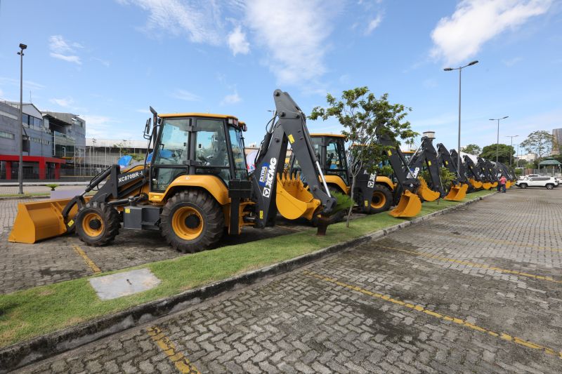 Galeria: Governador Helder Barbalho entrega ônibus e tratores para vários municípios do estado.