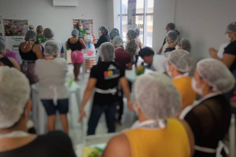 Mulheres superam desafios durante curso de alimentos na ParáPaz em Ananindeua 