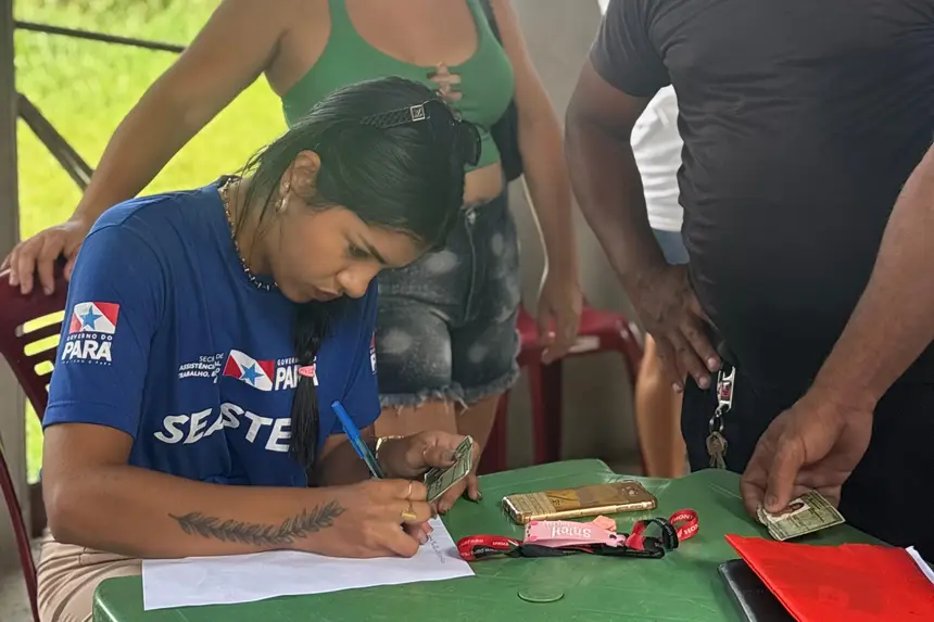 Governo do Estado entrega benefício eventual para famílias na Ilha de Mosqueiro em Belém