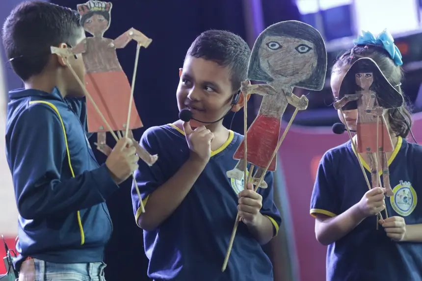 Escolas marcam presença na Feira do Livro e das Multivozes com visitas e apresentações