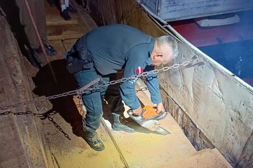Agentes da Base Candiru apreendem mais de 300kg de drogas escondidas em uma embarcada 