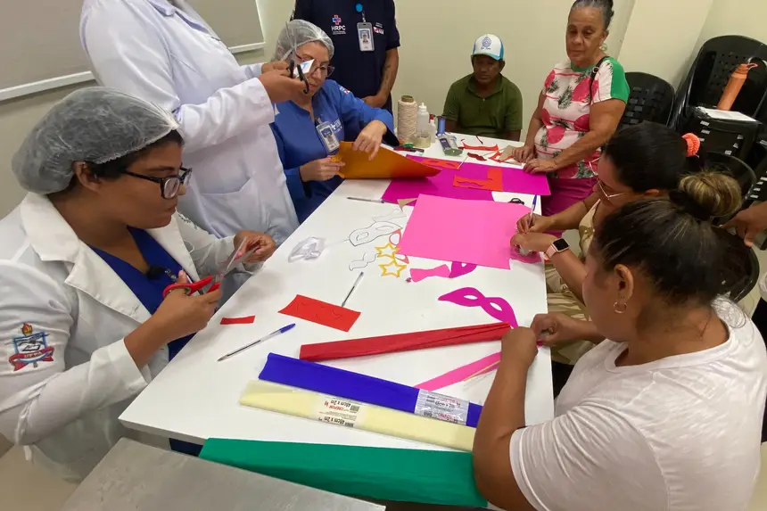 Hospital de Capanema faz oficina de itens de carnaval para pacientes e acompanhantes