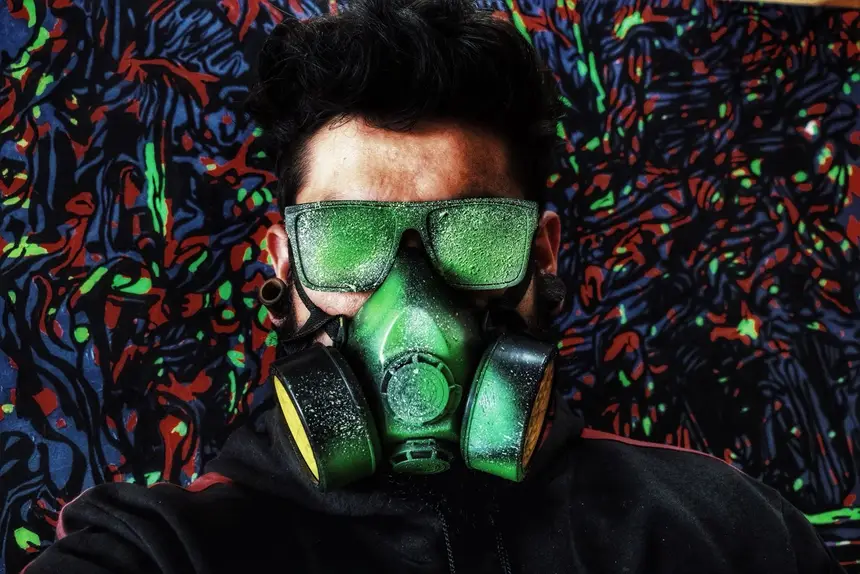 Artista paraense inicia pintura de grande painel na fachada do Museu das Amazônias