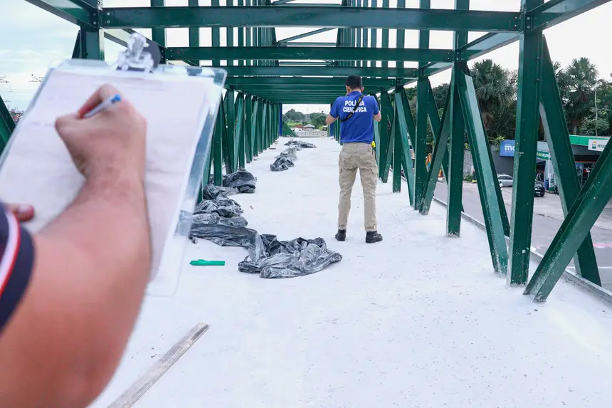 Polícia Científica realiza perícia em passarela da Avenida Júlio César após indícios de risco estrutural