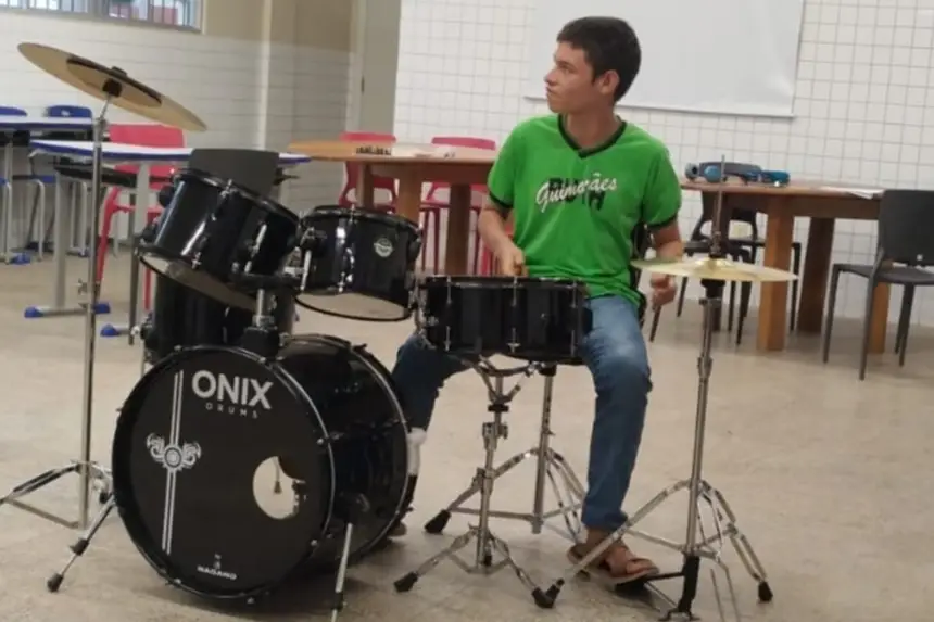 Atendimento Educacional Especializado transforma vida de estudante autista que desenvolve talento musical na escola