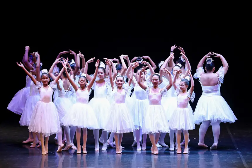 Alunos das UsiPaz celebram o Dia Internacional da Dança no palco do Theatro da Paz