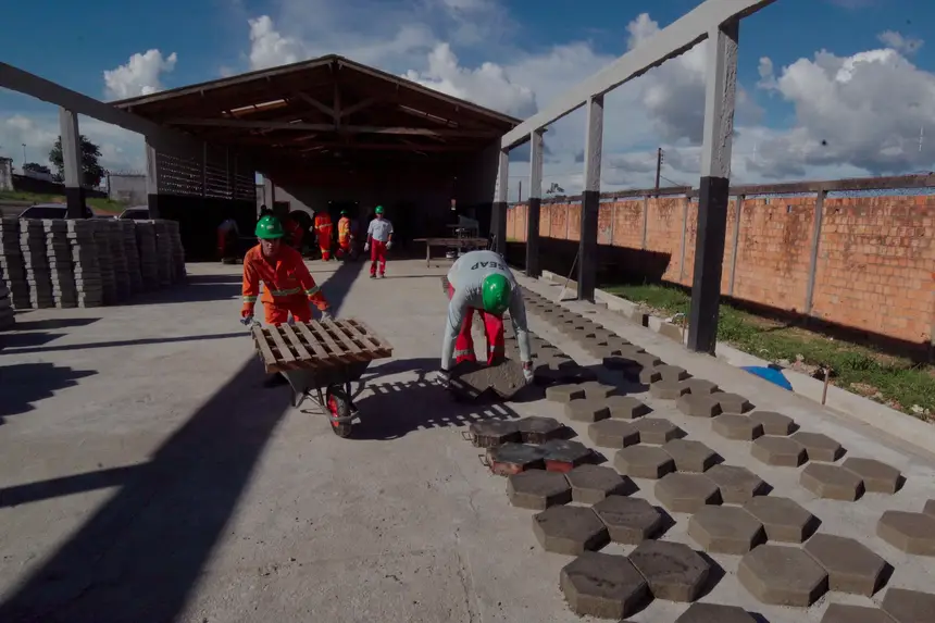 Governo do Pará expande política de reinserção social com nova fábrica de blocos em Marabá