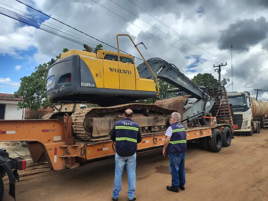 Secretaria da Fazenda do Pará (Sefa) apreende escavadeira hidráulica em Cachoeira do Piriá 