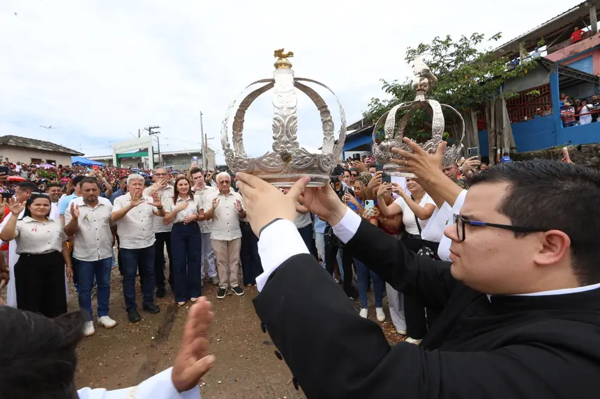 Governadora Hana Ghassan participa do tradicional Círio Fluvial do Divino Espírito Santo em Moju
