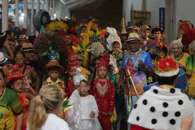 notícia: 'Arraial de Todos os Santos' de 2026 é aberto com revoada de pássaros juninos na Casa das Artes