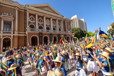 notícia: Arraial do Pavulagem leva multidão às ruas no segundo arrastão
