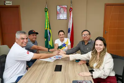 notícia: Governadora Hana Ghassan garante construção de passarelas de concreto em Afuá